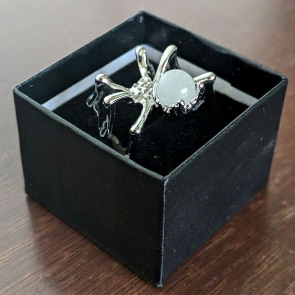 NWT Gorgeous Silvertone Spider Ring with Faux Moonstone - Picture 5 of 12